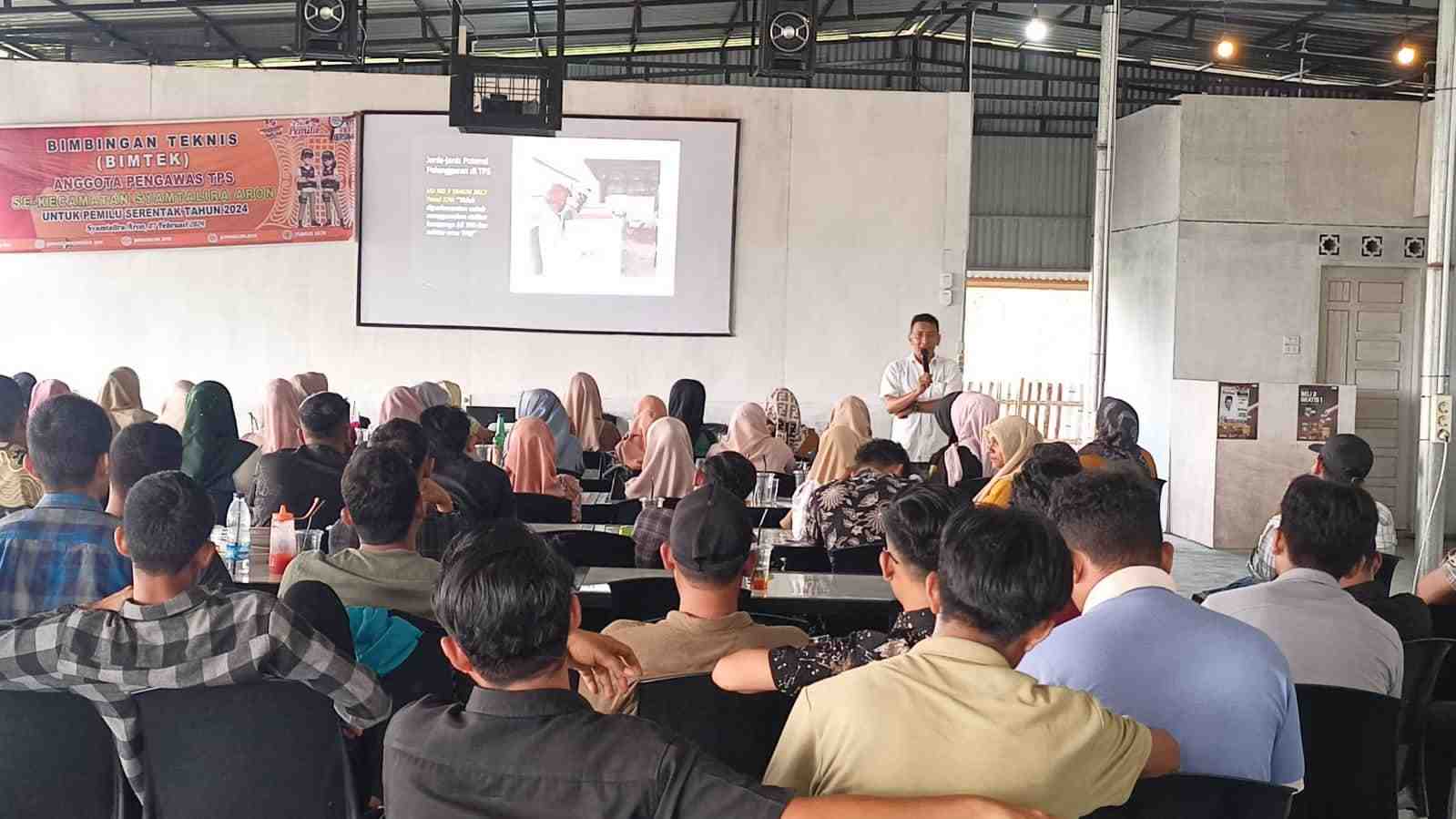 Panwascam Syamtalira Aron Bimtek Pengawas TPS tentang Aplikasi Siswaslu