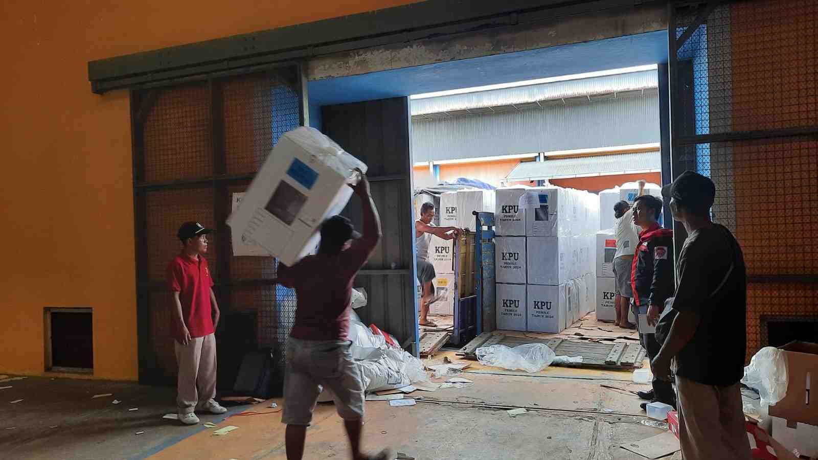 Pendistribusian Logistik Pemilu 2024 di Lumajang Berjalan Lancar