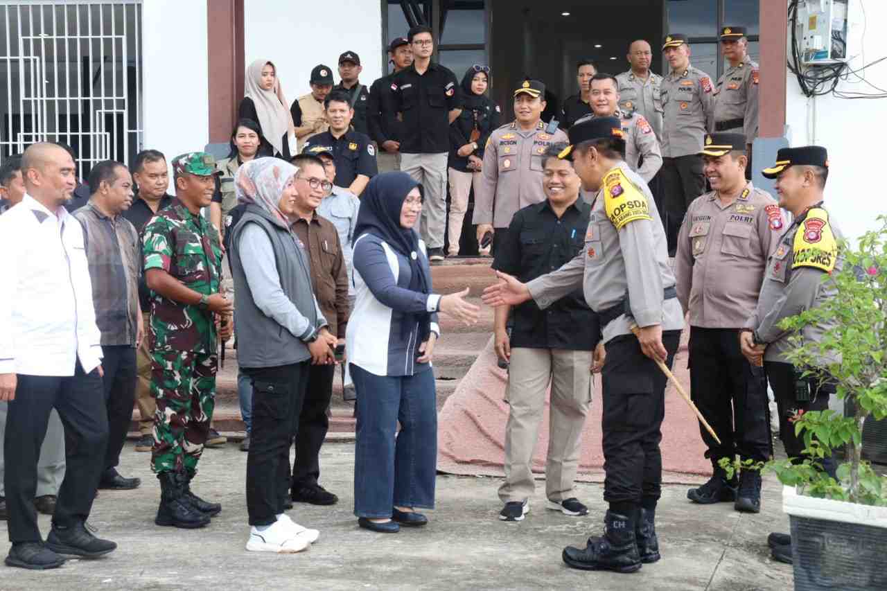 Pj. Bupati Pulang Pisau Dampingi Kapolda Kalteng Pantau Pendistribusian Kotak Suara