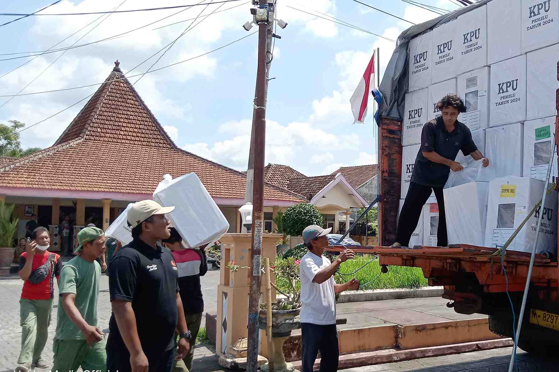 Desa Tukum Lumajang Terima Logistik Pemilu dengan Teliti dan Cermat