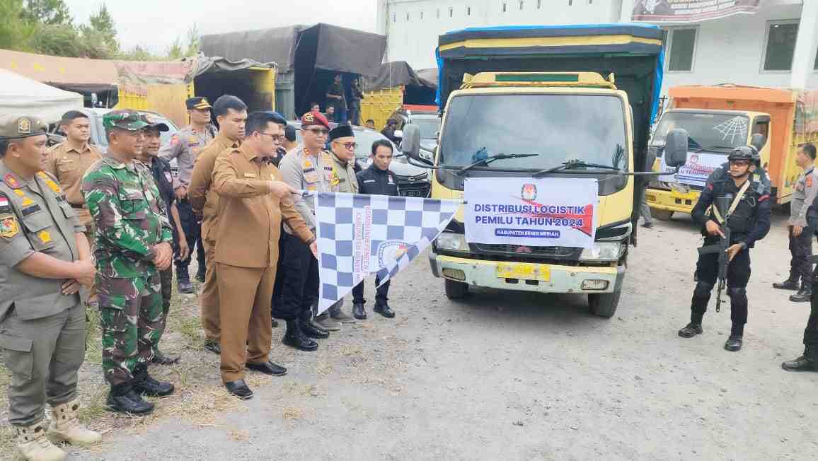 KIP Bener Meriah Distribusi Logistik Pemilu ke Pasir Putih Lewat Jalur Sungai