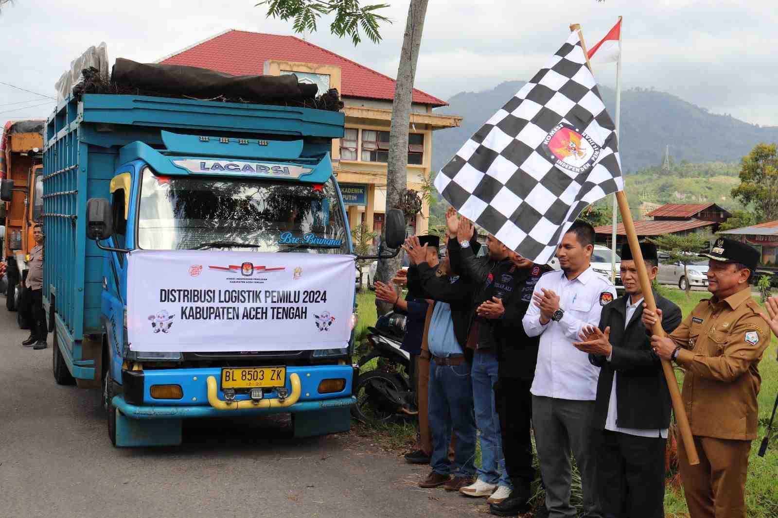 Menjelang Pencoblosan, Pj Bupati Aceh Tengah Lepas Distribusi Logistik Pemilu 2024