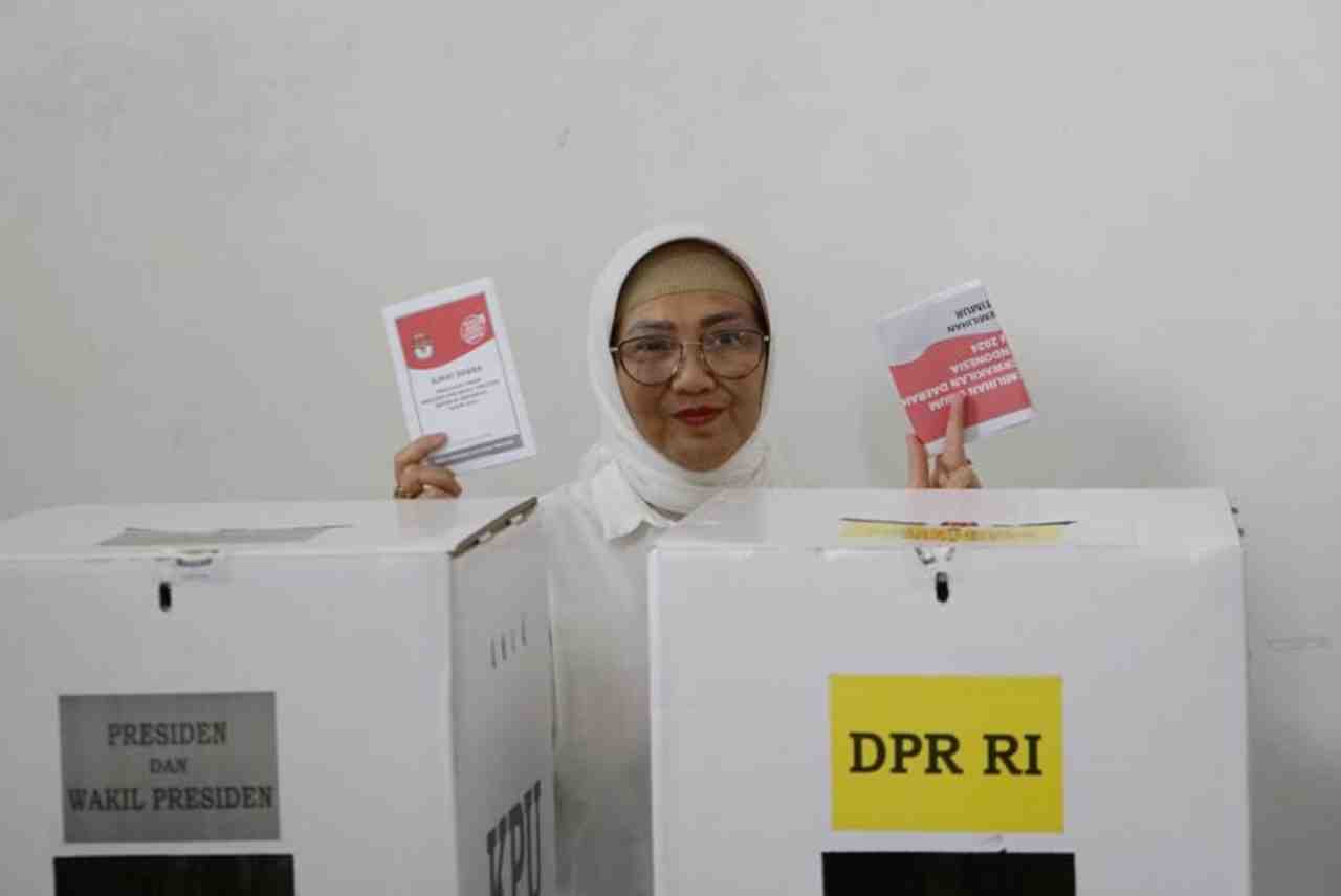 Pj Bupati Lumajang Gunakan Hak Pilihnya di TPS 01 Kelurahan Ditotrunan