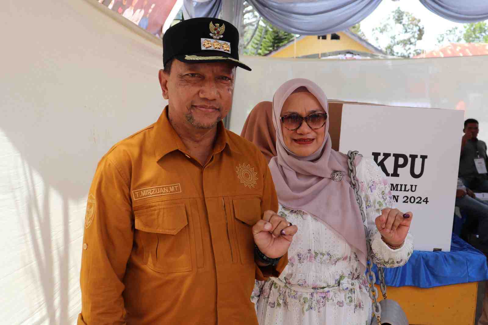 Pj Bupati Aceh Tengah dan Istri Mencoblos di TPS 001 Merah Mersah Takengon
