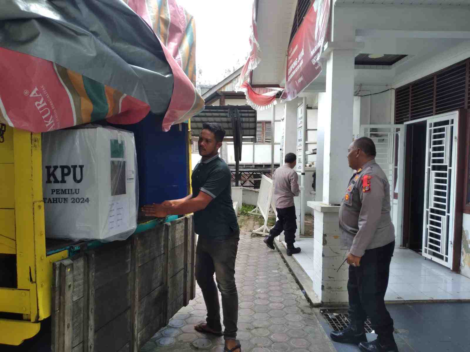 Kapolsek Kutaraja Kawal Berkas Pemilu Dikirim ke Kecamatan