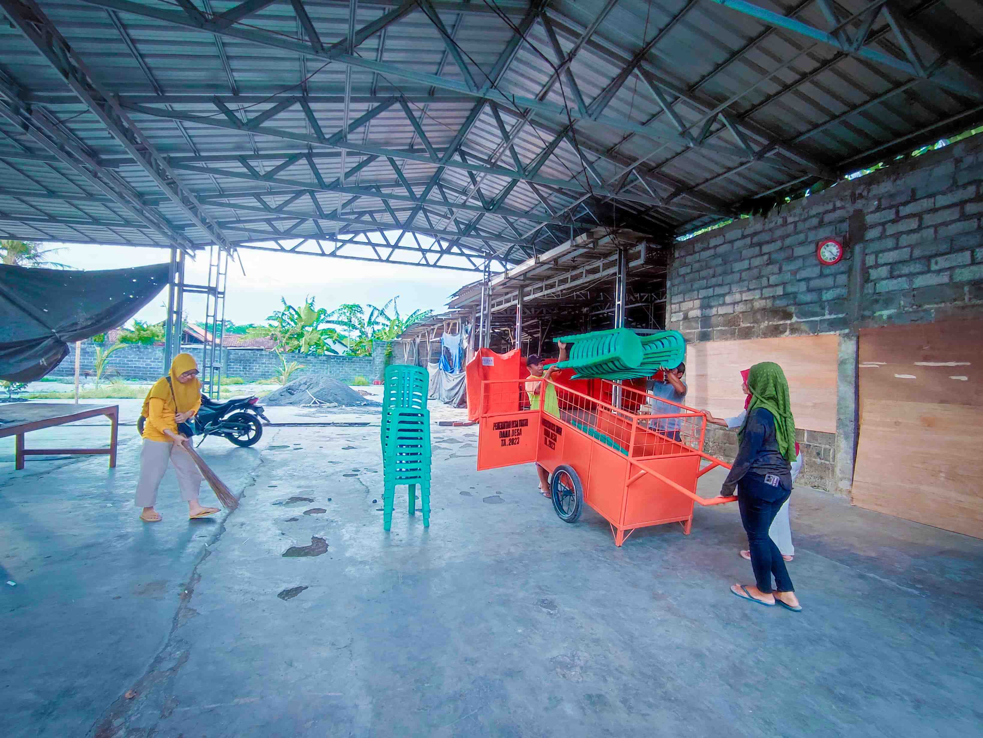 KPPS Desa Tukum Lumajang Komitmen Jaga Kebersihkan Lokasi TPS pasca-Pemilu 2024