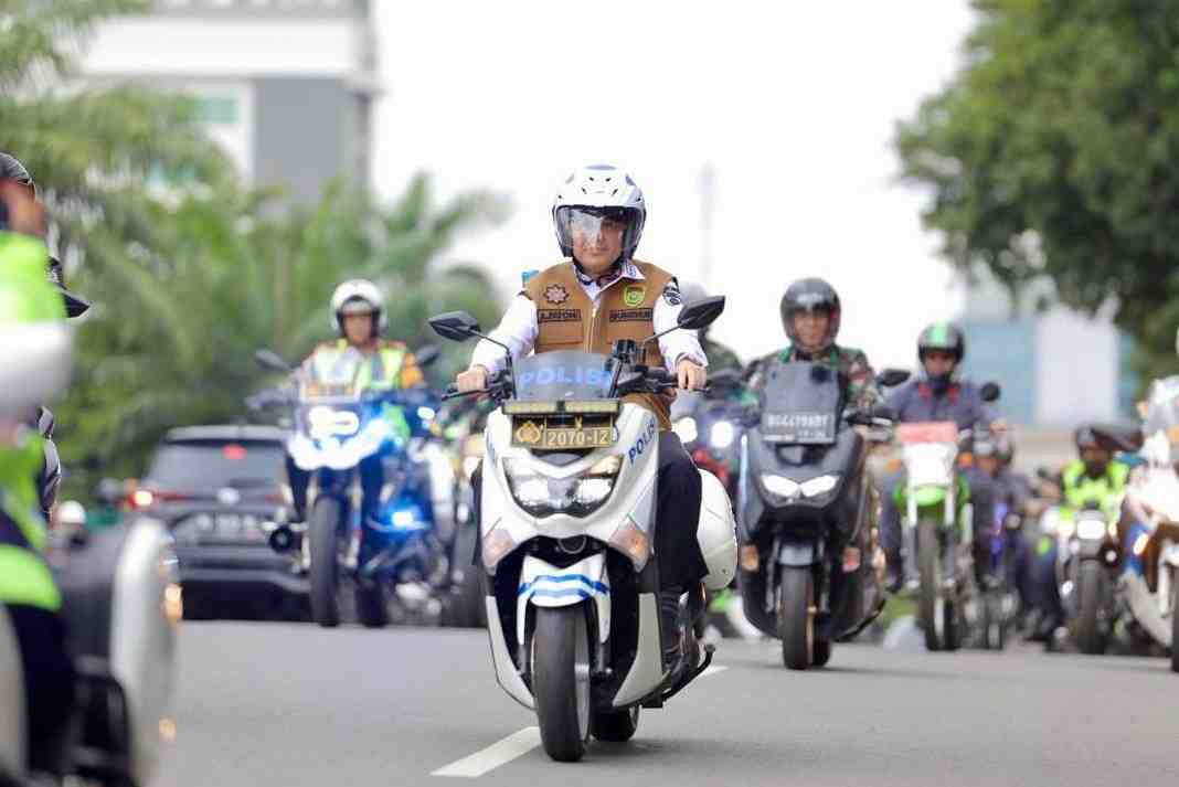 Kendarai Sepeda Motor, Pj Gubernur Sumsel Tinjau Empat TPS di Kota Palembang