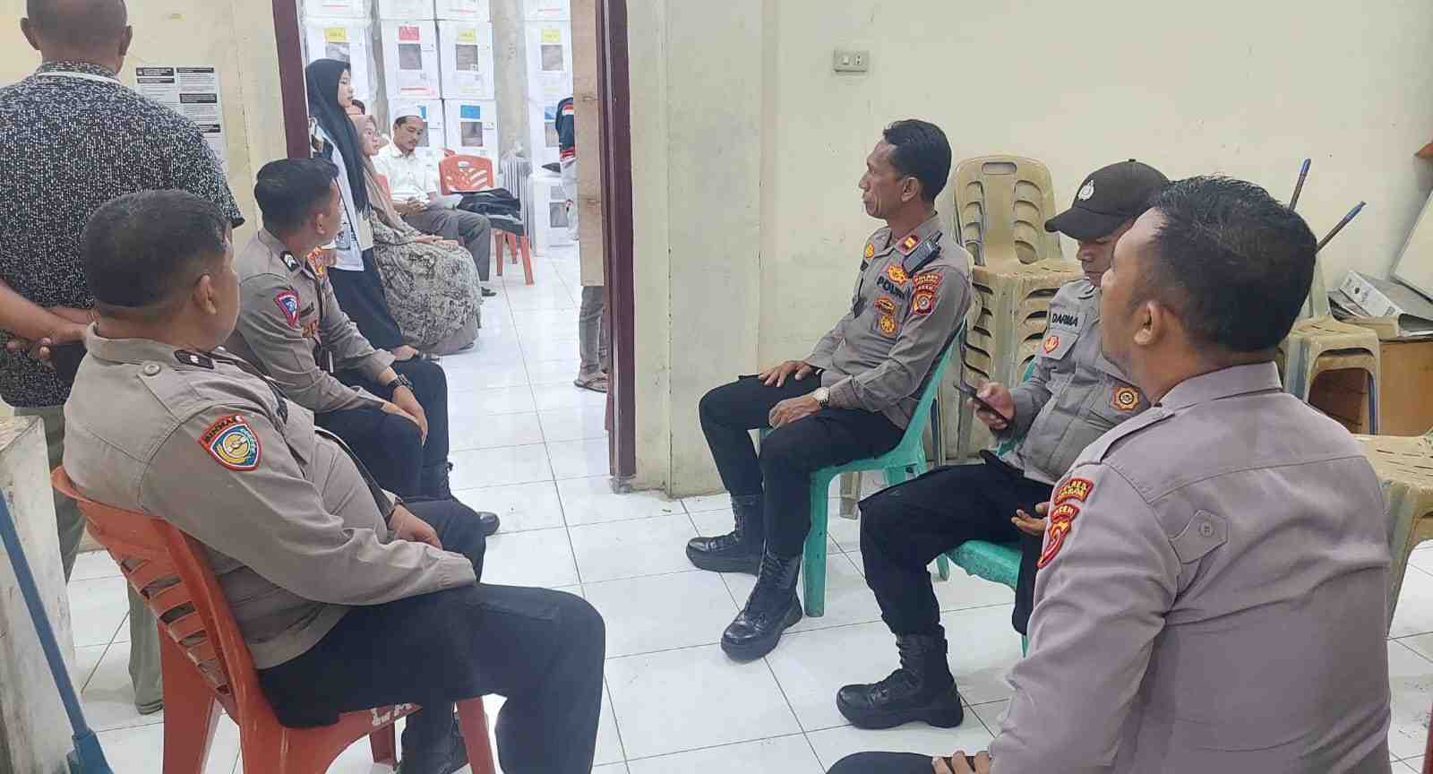 Hingga Larut Malam, Para Kapolsek Pimpin Langsung Pam Rapat Pleno Rekapitulasi Tingkat PPK