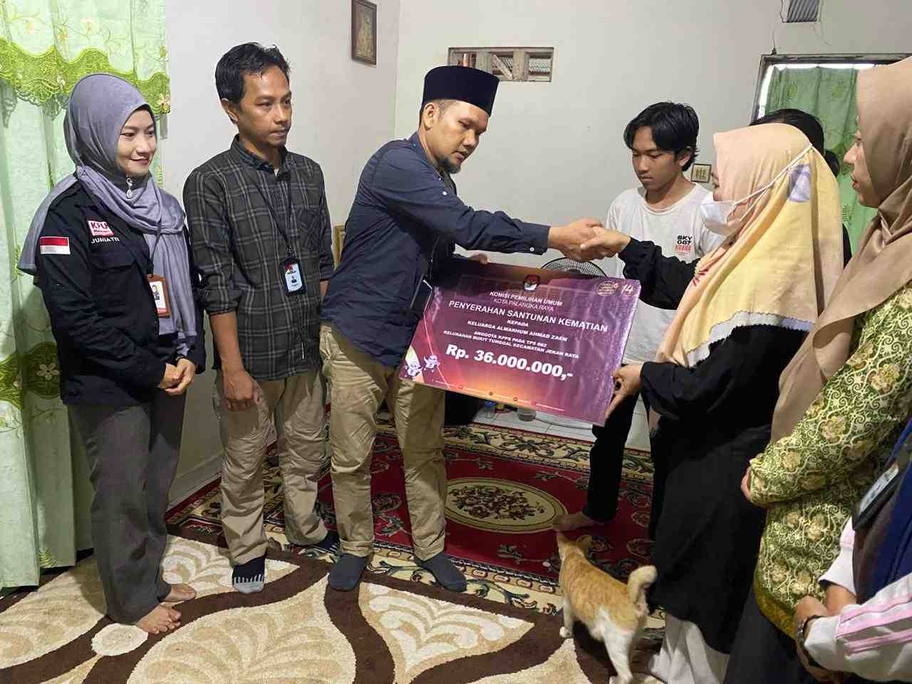 KPU Palangka Raya Berikan Santunan kepada Keluarga Anggota KPPS