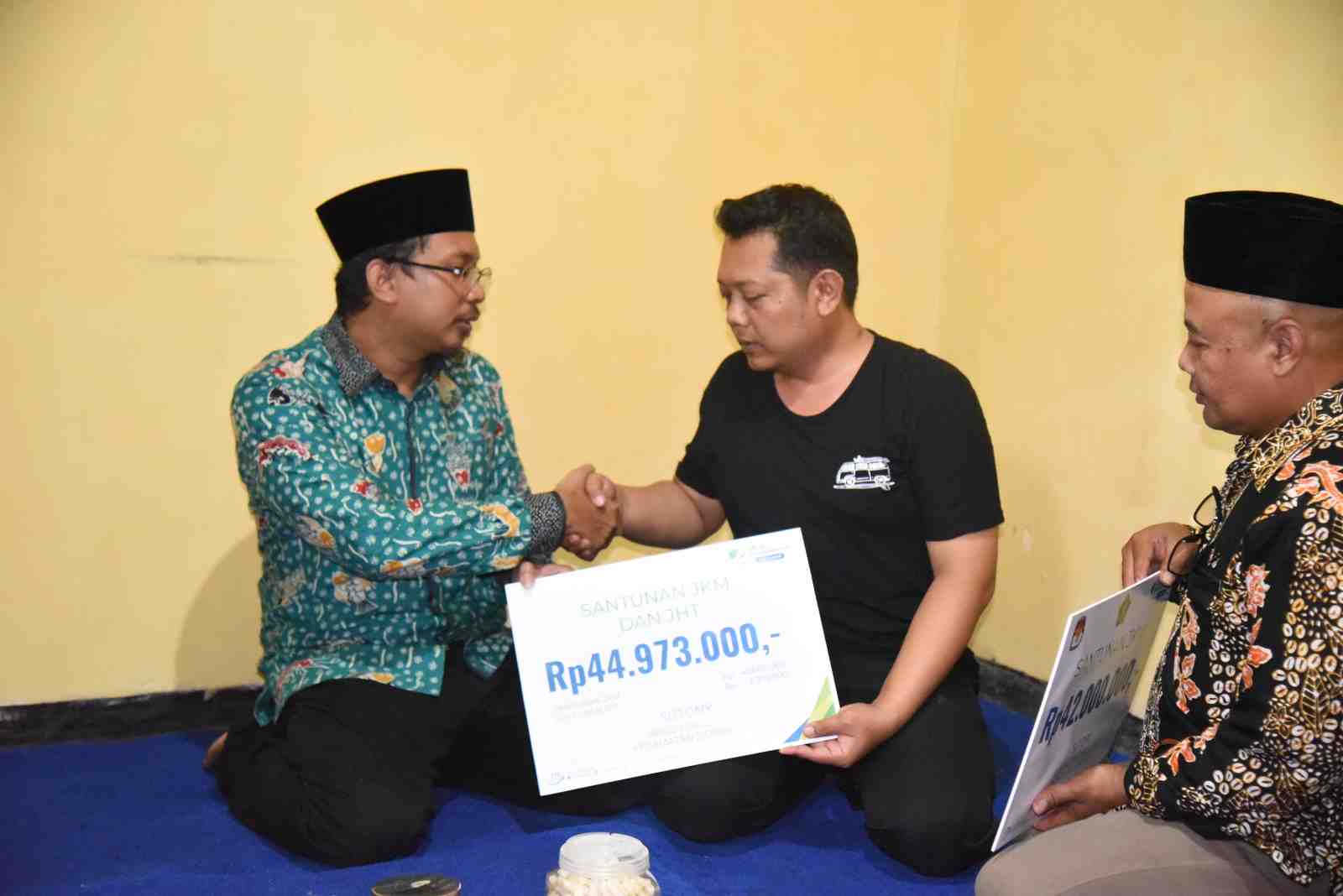 Bupati Sidoarjo Berikan Santunan kepada Keluarga Petugas PPS Desa Lebo yang Meninggal Dunia