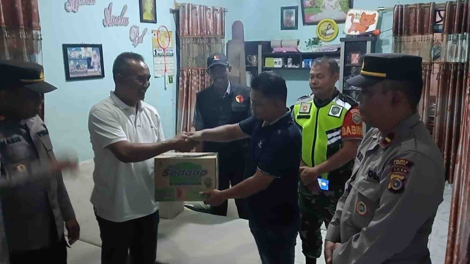 Kapolsek Sungai Raya menjenguk anggota PPK yang Sakit
