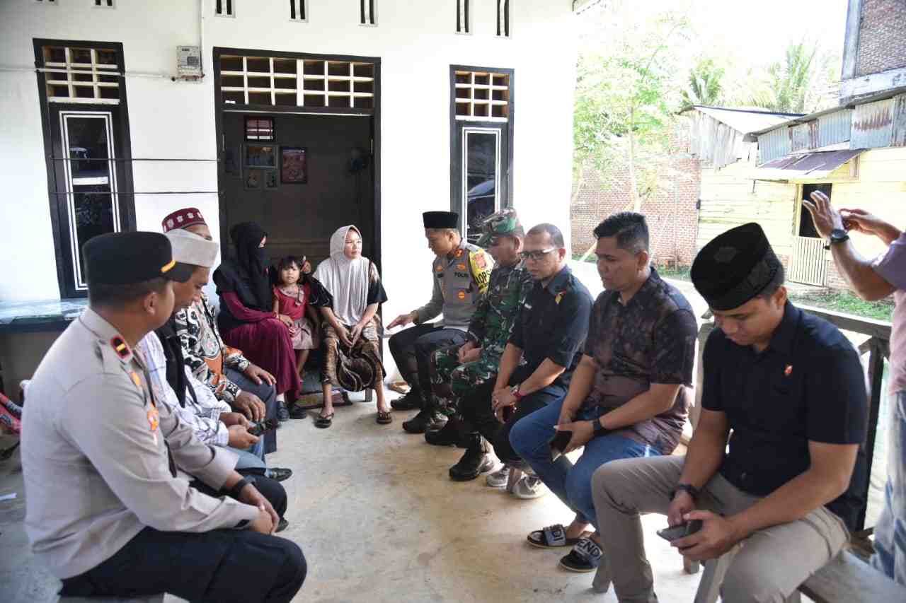 Forkopimda Bireuen Besuk Petugas PPG Pemilu yang Kecelakaan