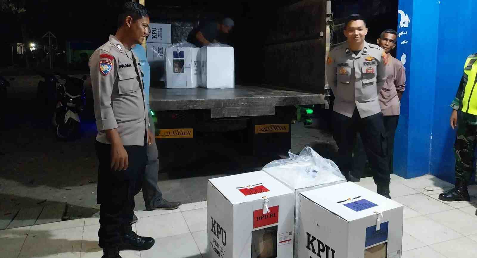 Polisi Kawal Pengeseran Logistik Pemilu dari PPK ke Kantor KIP Kota Langsa