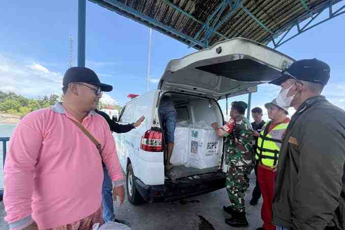 Jelang Pemilu, Logistik di Pulau Belakangpadang Diangkut dengan Ambulans