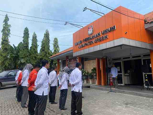 Cuaca Buruk, Distribusi Logistik Pemilu 2024 di Pulau Bawean Diundur