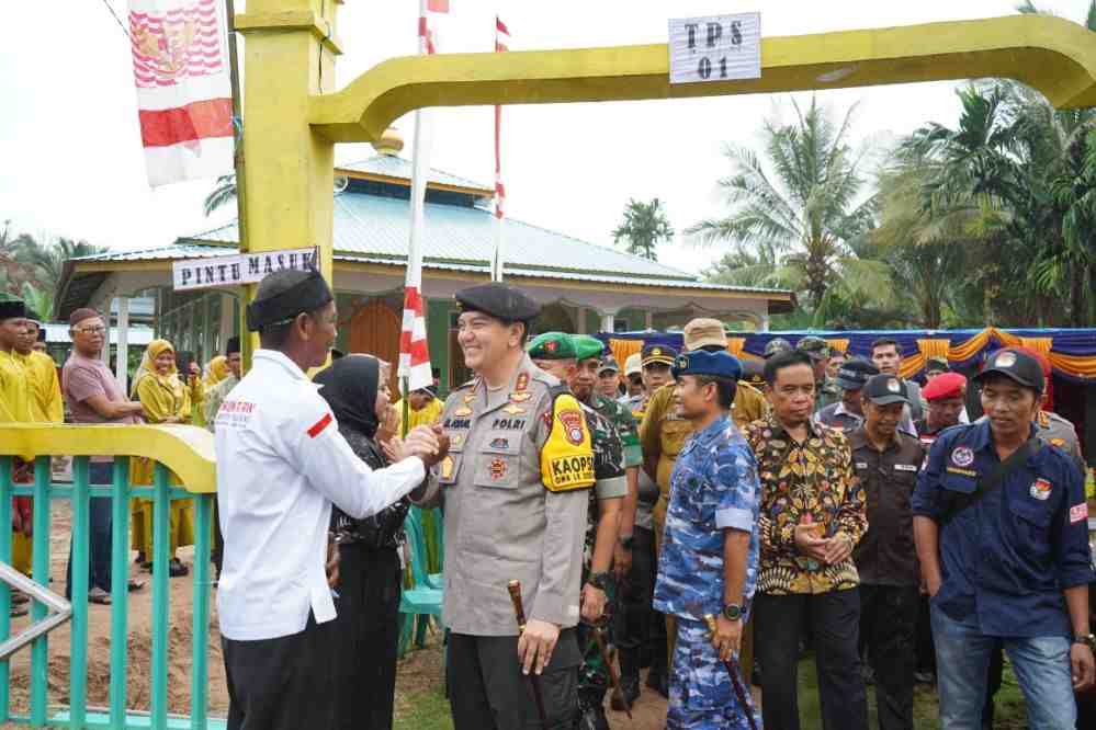 Kapolda Riau Tinjau TPS di Pulau Terluar, Semangati Petugas Pemilu
