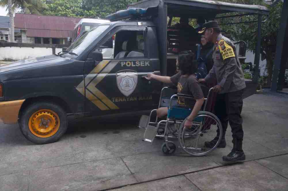 Kapolsek Tenayan Raya Antar Disabilitas ke TPS untuk Mencoblos