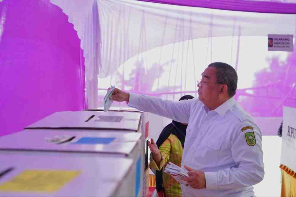 Pemilu 2024, Edy Nasution Gunakan Hak Pilihnya di Kota Pekanbaru