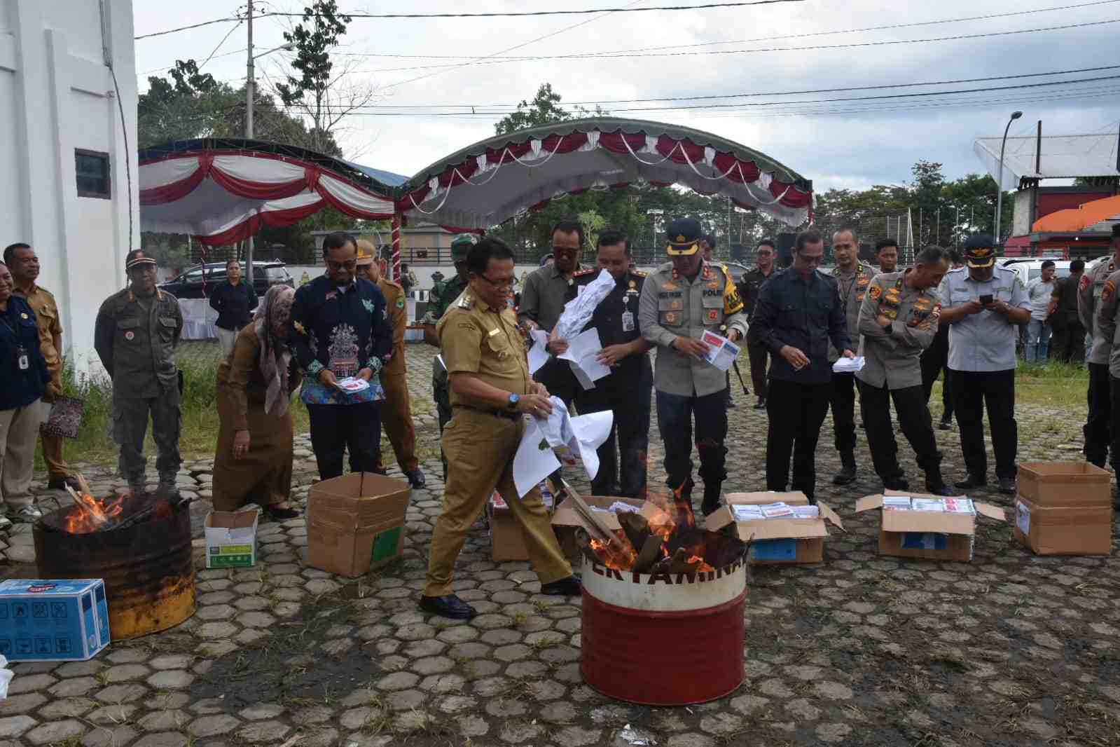 Pj Bupati Kapuas Saksikan Pemusnahan Ribuan Lembar Kertas Surat Suara
