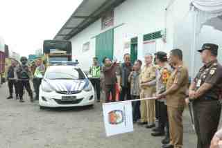 Pj Wali Kota Pekanbaru Lepas Distribusi Logistik Pemilu 2024 dari Gudang KPU