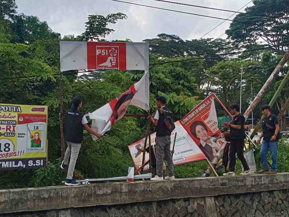 Puluhan APK Kampanye di Pekanbaru Mulai Ditertibkan