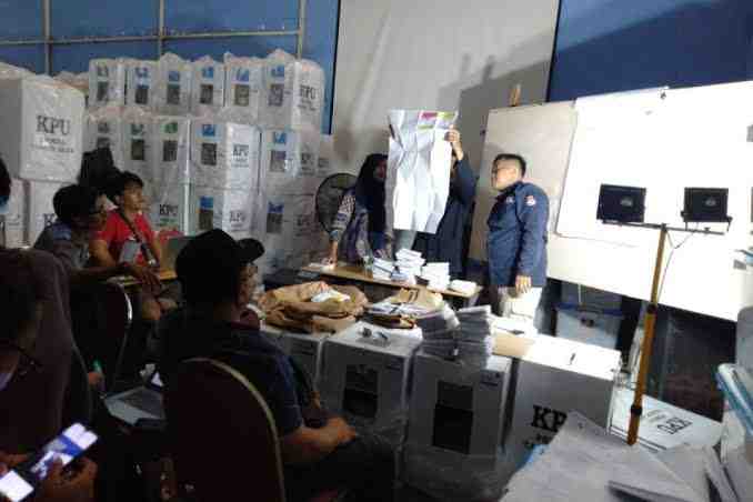 Permainkan Suara Caleg, KPU Karawang Berhentikan PPK