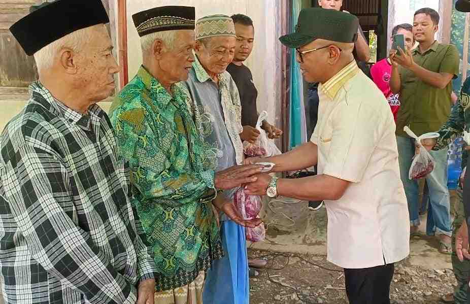 Sukses Kembangkan Kebun Sawit, BUMG Aceh Mandiri Bagikan Daging Meugang ke Warga Gampong Tuwi Empeuk