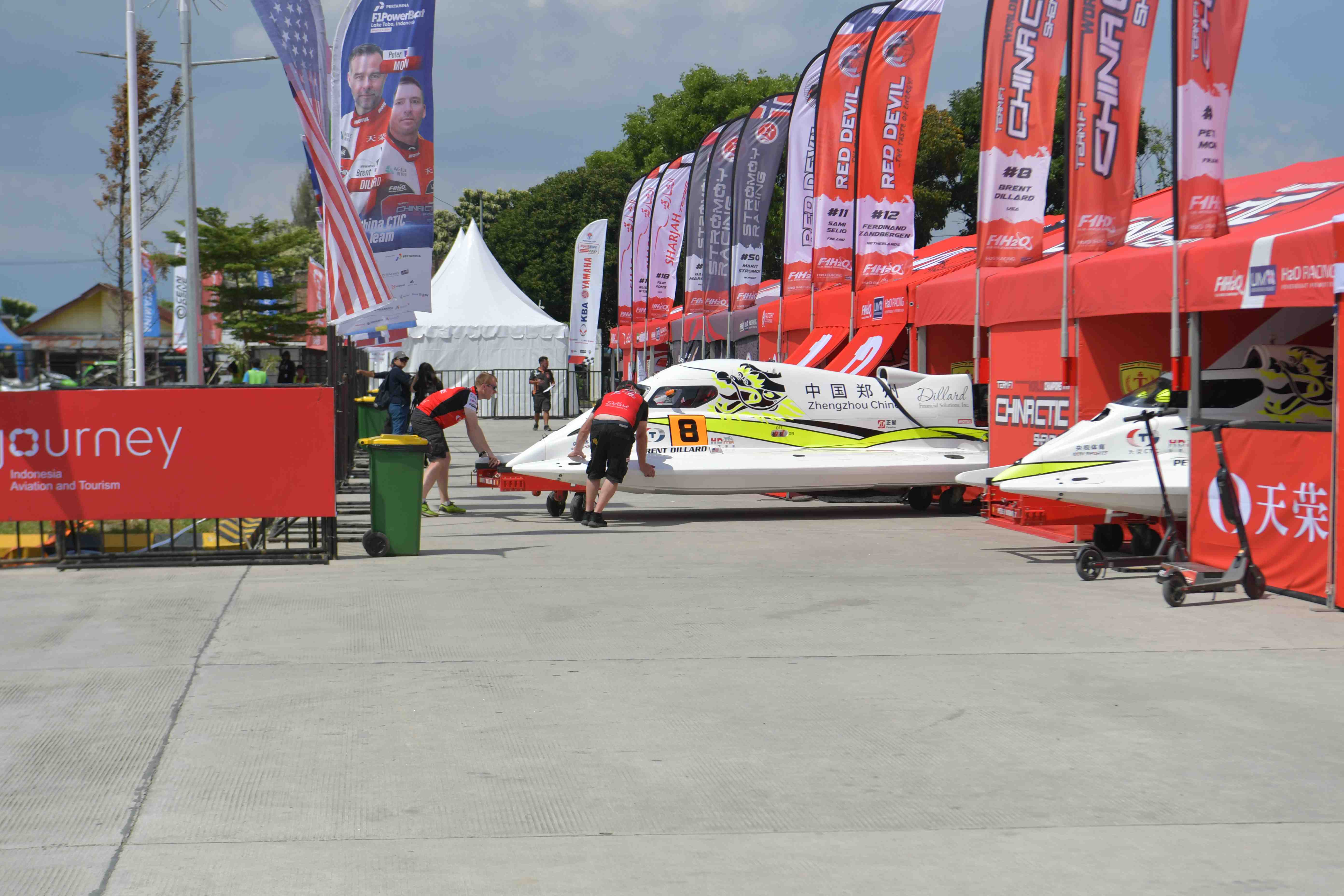 [SIARAN PERS] Pembalap Dunia Kembali Jajal Danau Toba di Sesi Latihan Bebas F1Powerboat 2024