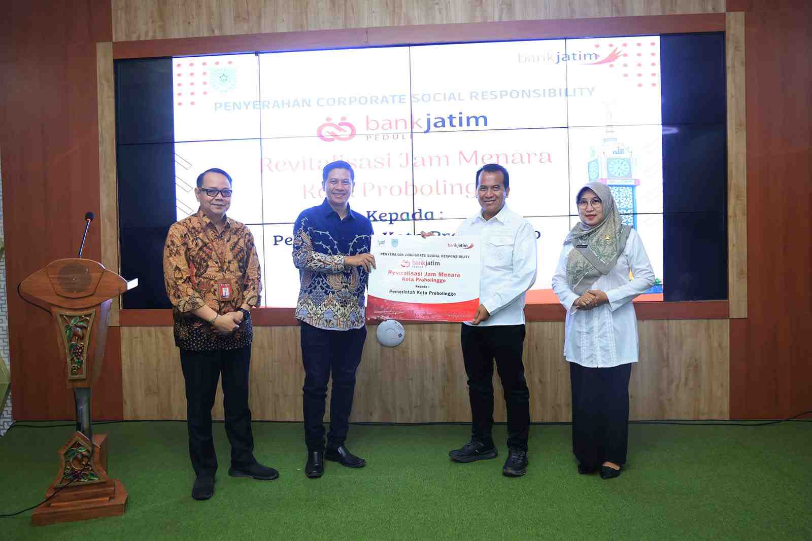 Selesai Direvitalisasi, Bank Jatim Serahkan Jam Menara kepada Pemkot Probolinggo