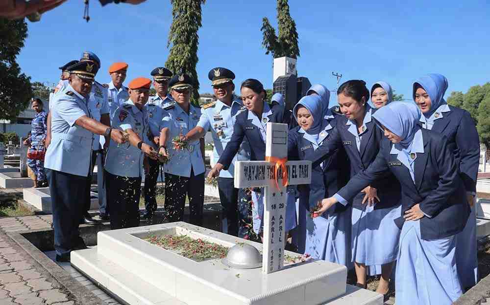 Danlanud El Tari Pimpin Ziarah dan Tabur Bunga Peringati Hari TNI AU Ke-78