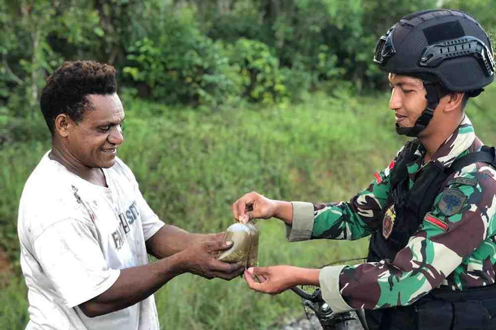 Satgas Pamtas Statis RI-PNG Yonif 111/KB Tebar Kebaikan dengan Berbagi Makanan