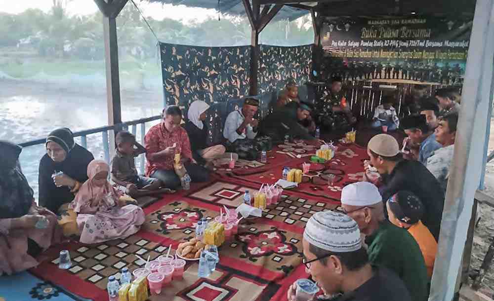 Satgas Pamtas Yonif 726/Tml Ajak Warga Merauke Buka Puasa Bersama