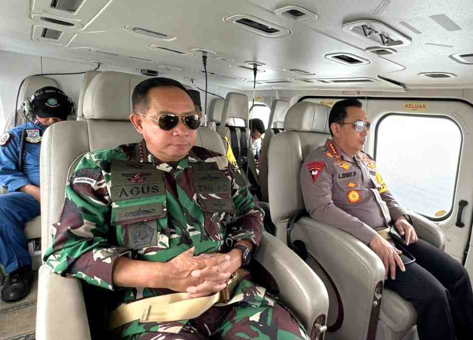 Kapolri dan Panglima TNI Patroli Udara Cek Kesiapan Mudik di Pelabuhan Gilimanuk