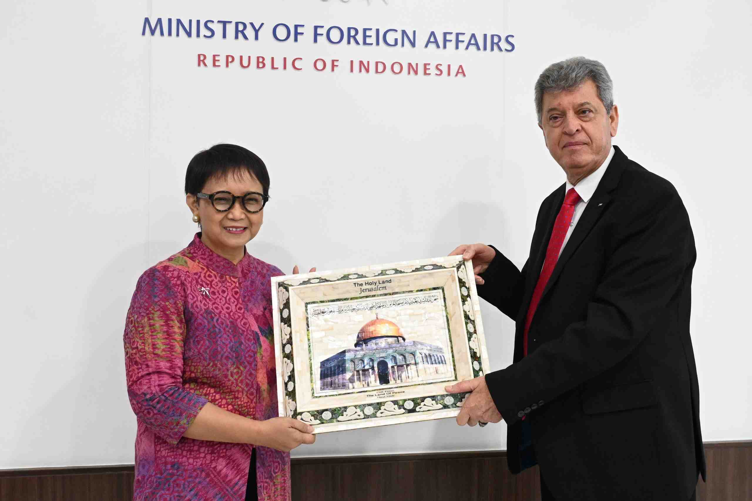 Dukung Palestina, Menlu RI Terima Penghargaan dari Negara-Negara Arab