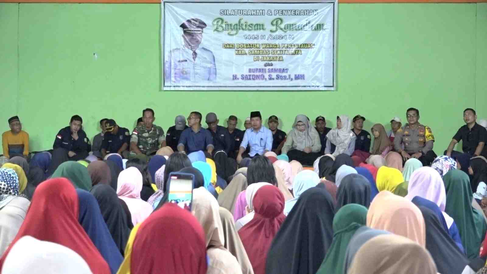 Bupati Sambas Menyalurkan 625 Paket Lebaran pada Warga Teluk Keramat