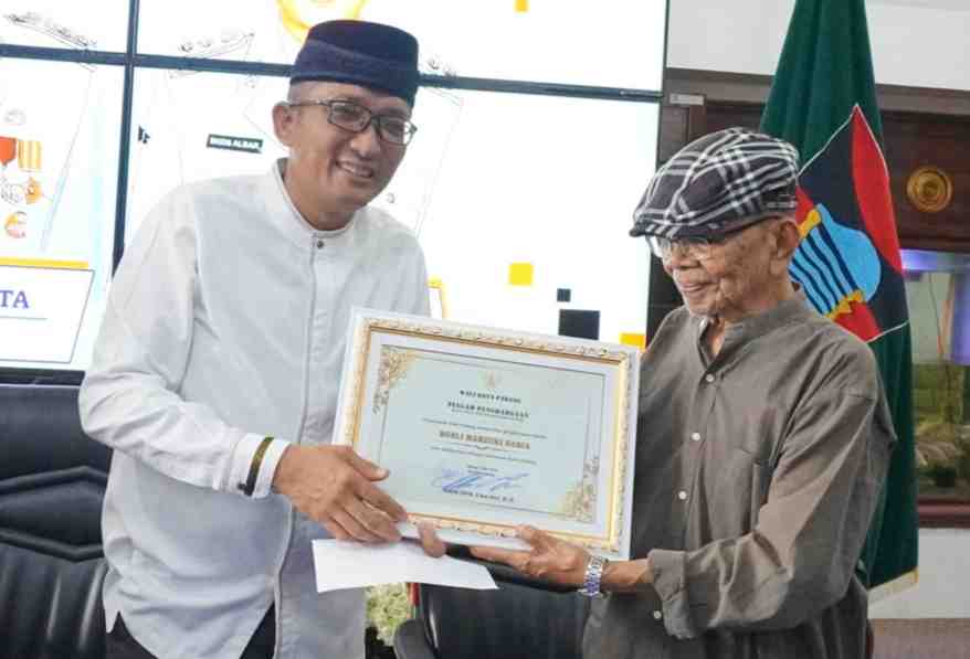 Wali Kota Padang Beri Penghargaan pada Rusli Marzuki Saria 