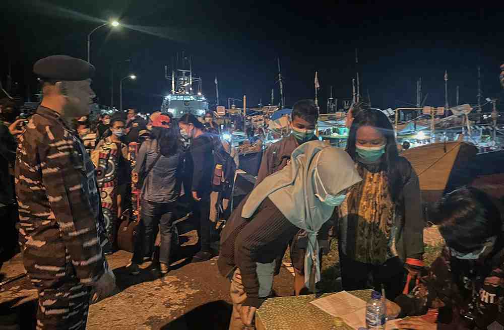 Gunung Ruang Erupsi lagi, TNI AL Gerak Cepat Evakuasi Warga Gunakan KRI Kakap-811