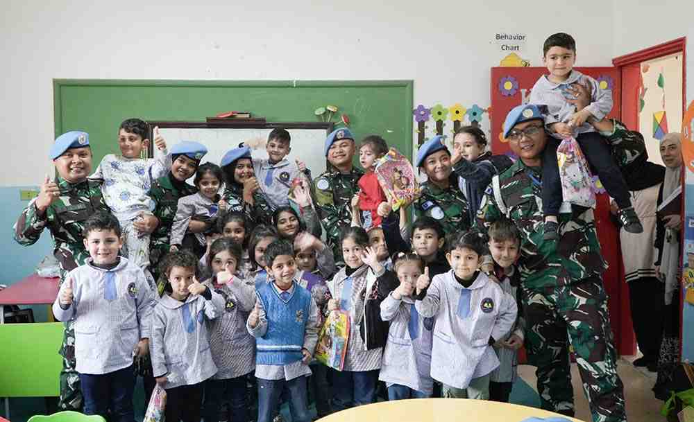 Tim Klinik Satgas Yonmek TNI Konga XXIII-R Unifil 2024 Ajarkan Merawat Gigi ke Anak Sekolah