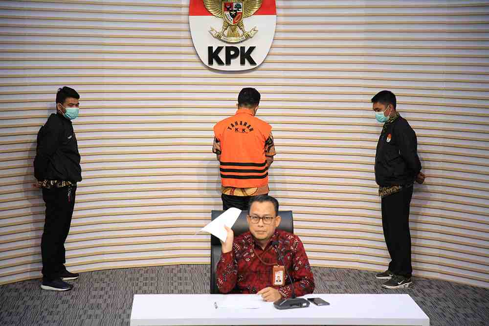 KPK Geledah Rumah dan Kantor Tersangka Korupsi Pengadaan Barang di DPR