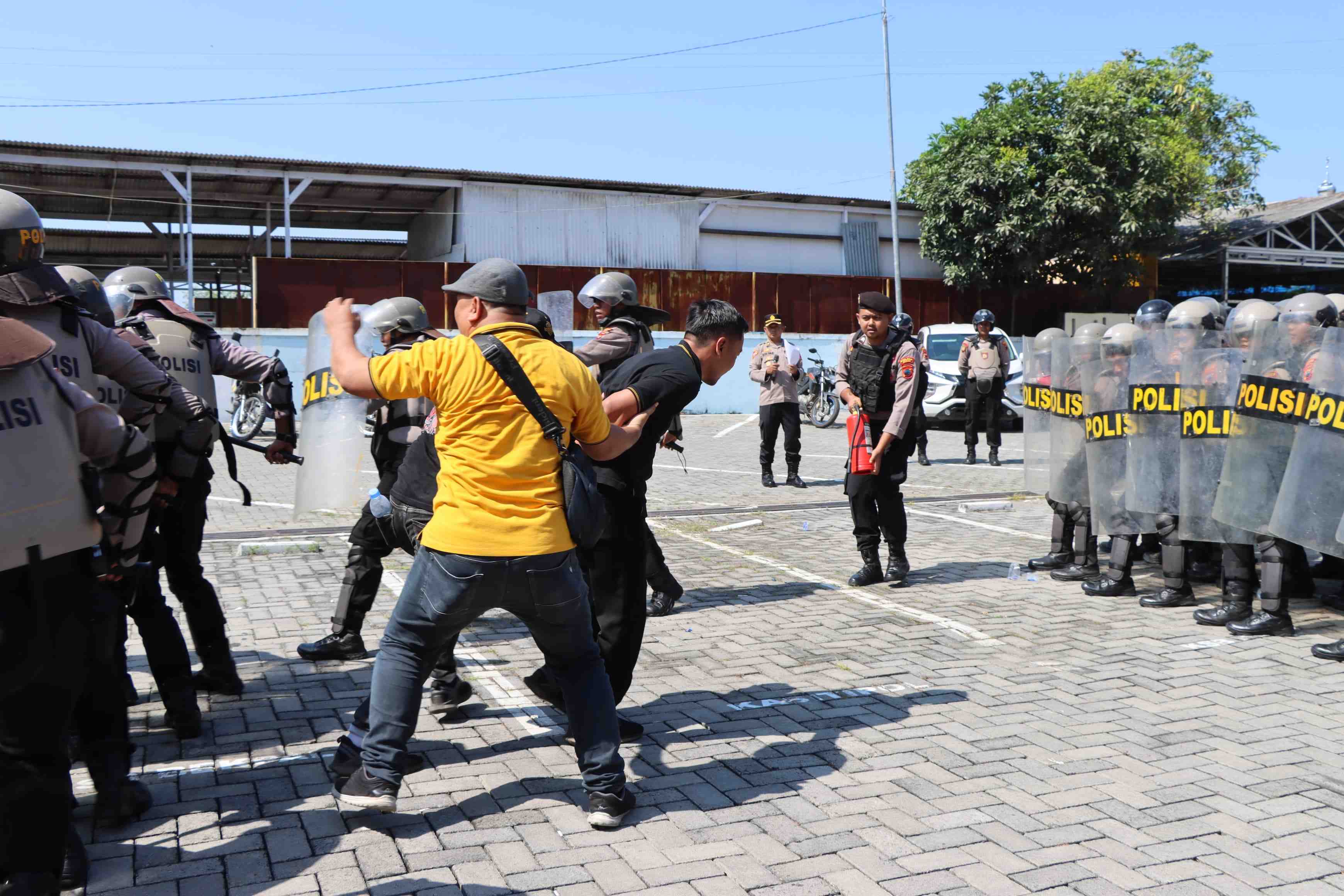 Amankan Pilkada 2024, Polres Demak Gelar Latihan Pengendalian Massa