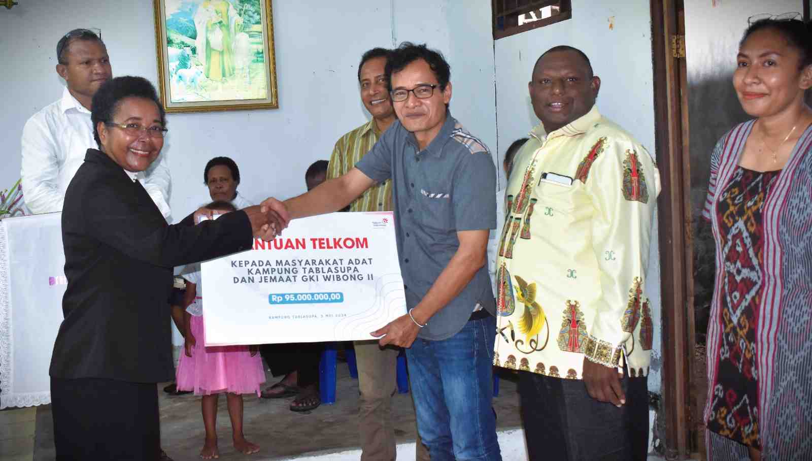 CSR PT. Telkom Indonesia Wilayah Papua Senilai Rp95 Juta untuk Jemaat GKI Tanah Merah 