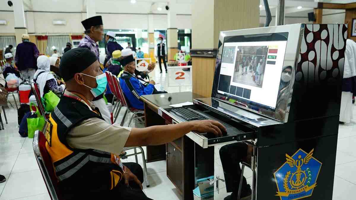 PPIH Embarkasi Solo Pastikan Kesehatan Jemaah Haji dengan Thermal Scanner