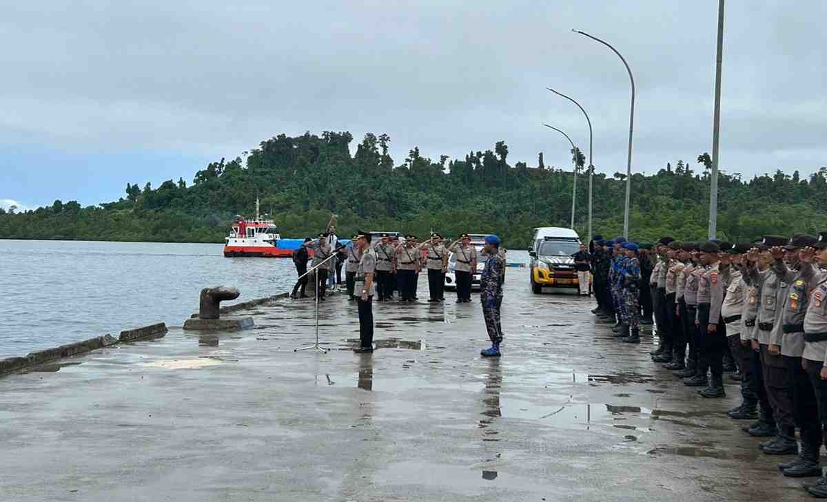 Hargai Jasa Pahlawan Bhayangkara, Polres Raja Ampat Tabur Bunga di Pelabuhan Waisai