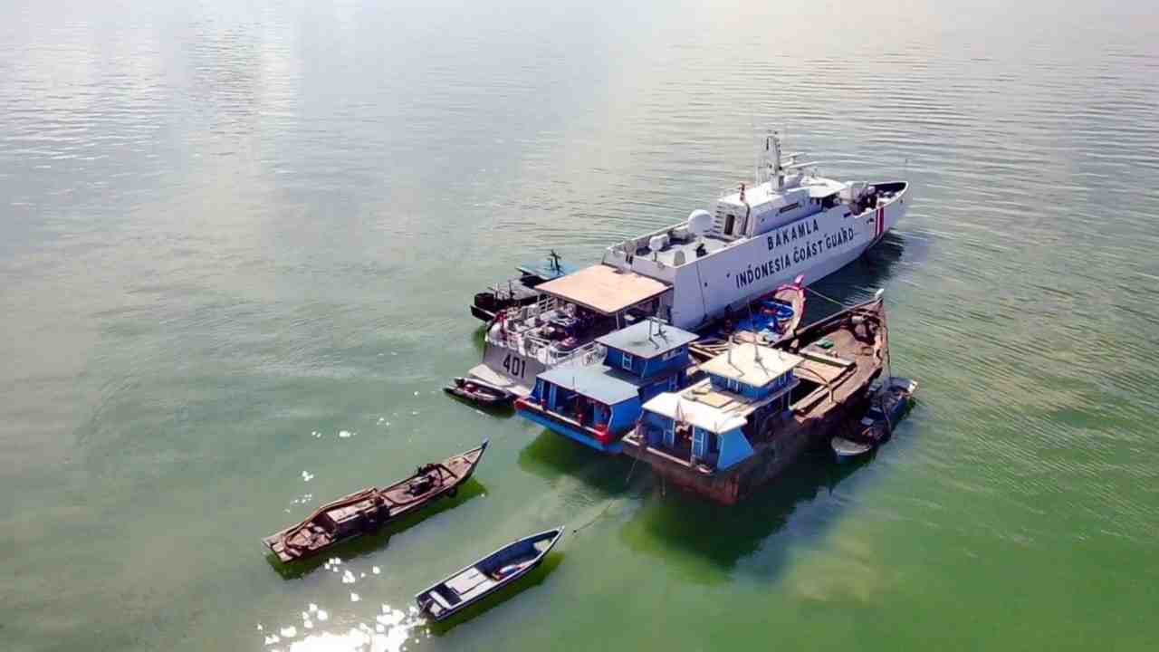 Tim Bakamla RI Geledah Tiga Kapal Tambang Pasir Ilegal di Perairan Pulau Babi