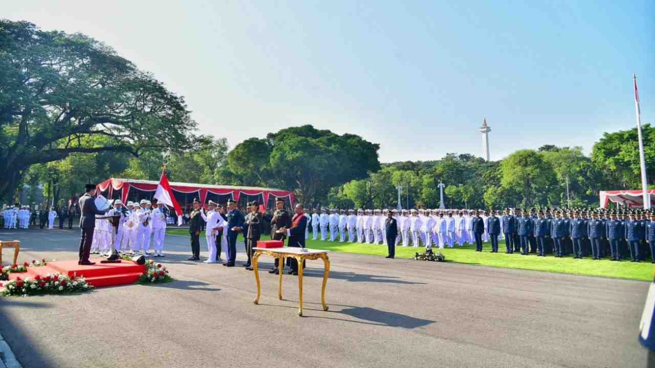 Presiden Jokowi Resmi Lantik 906 Perwira TNI-Polri di Istana Merdeka