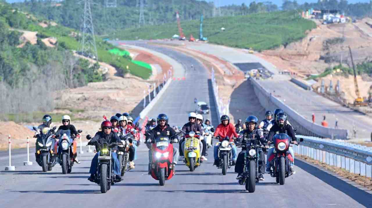 Presiden Jokowi Ajak Pemengaruh Tinjau Progres Jalan Tol IKN Naik Sepeda Motor