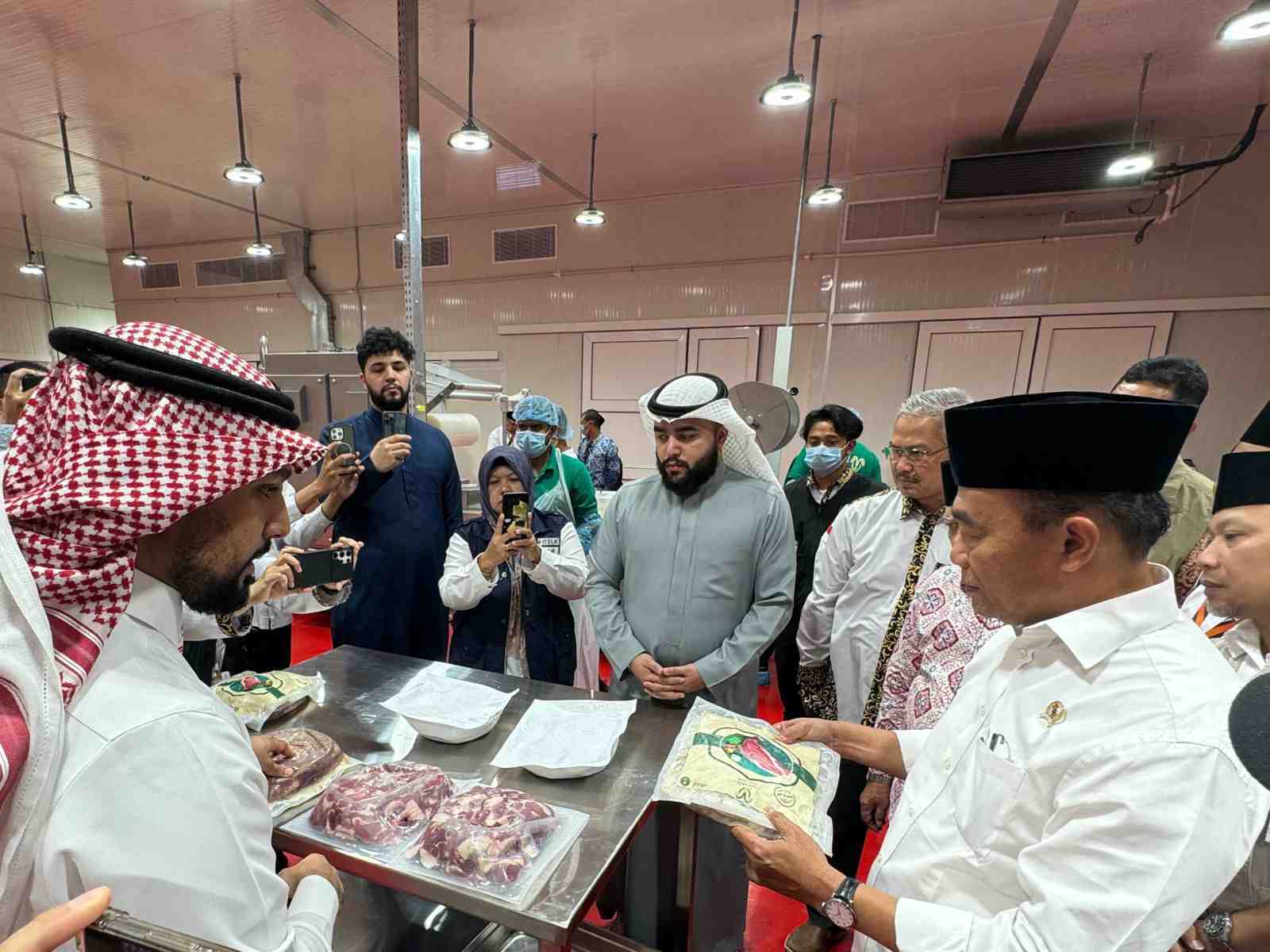 Menko PMK Cek Langsung Proses Pengolahan Daging Dam Jemaah Haji Indonesia
