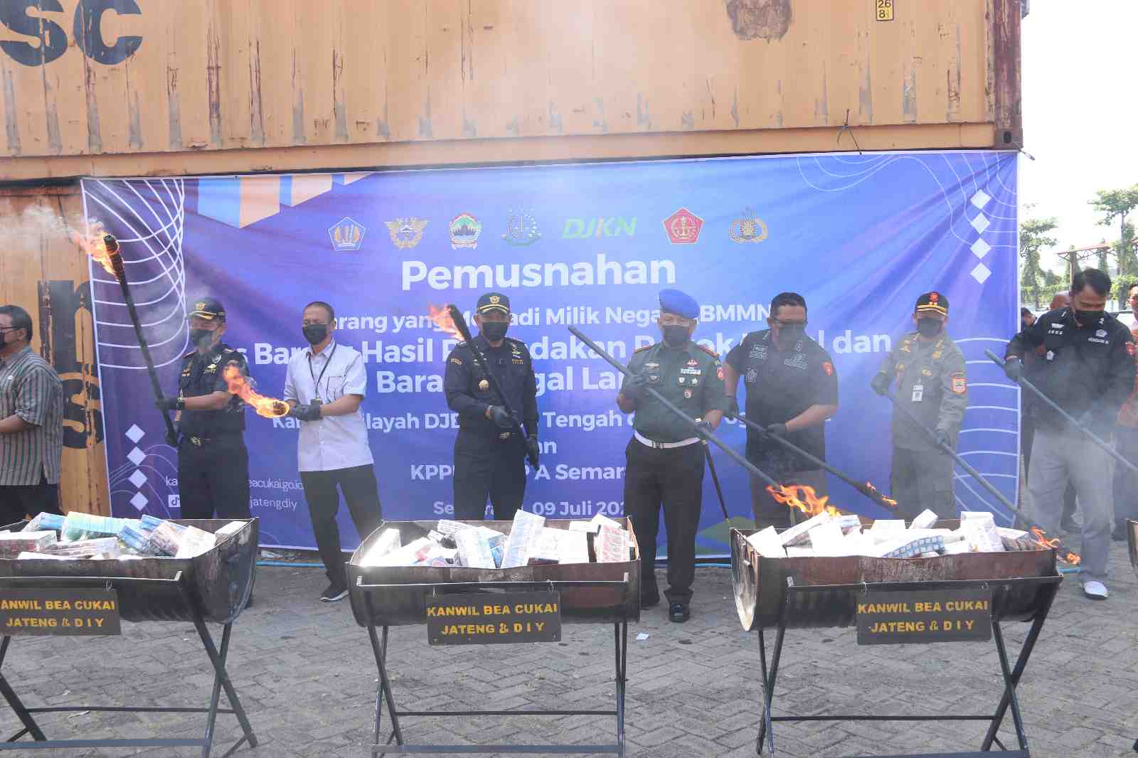 Bea Cukai Musnahkan 25 Juta Batang Rokok Ilegal
