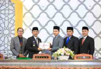 Pj Wali Kota Banda Aceh Serahkan KUA PPAS 2025 kepada DPRK