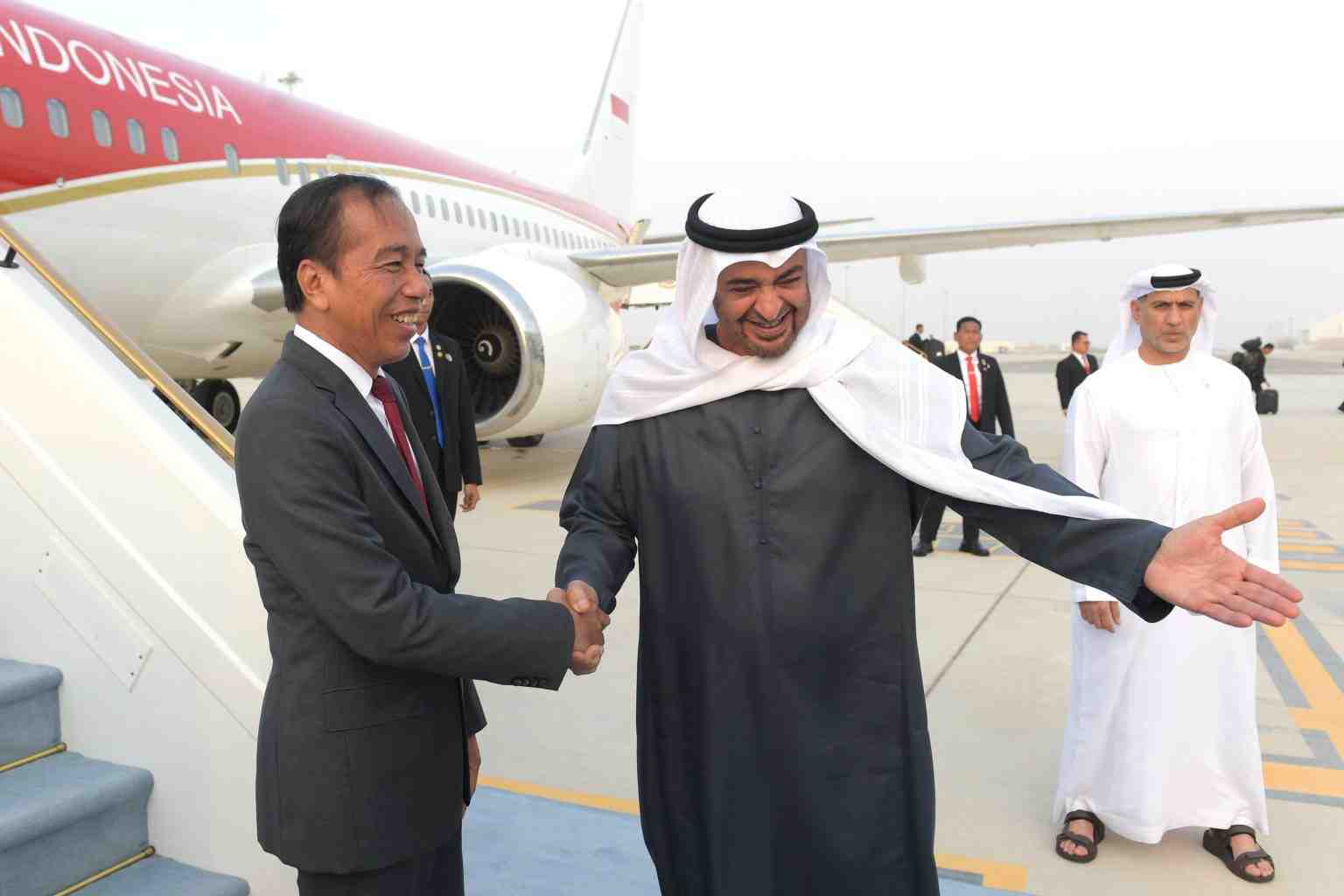 Tiba di Abu Dhabi, Presiden Jokowi Disambut Langsung oleh Presiden MBZ